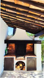 an outdoor oven with a brick ovenasteryasteryasteryasteryasteryasteryasteryasteryastery at Villa Crystal River, piscine privée & vue mer sur Golfe de Saint Tropez in Saint-Peïre-sur-Mer