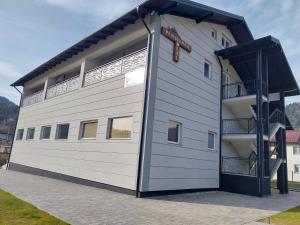 een groot wit gebouw met veel ramen bij PENSIUNEA IDEAL in Băile Borşa