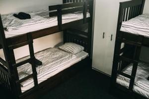 Voodi või voodid majutusasutuse Smart hostel toas