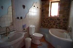 La salle de bains est pourvue de toilettes, d'une baignoire et d'un lavabo. dans l'établissement Elpida Country House -Paleochora-Anidri, à Paleóchora