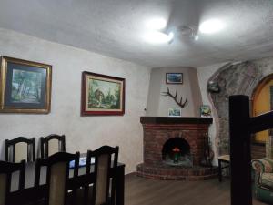 uma sala de estar com lareira de tijolos em El Cantón em Cangas de Onís