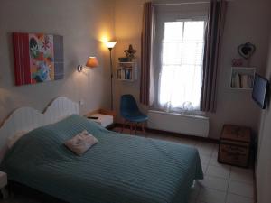 Un dormitorio con una cama verde y una ventana en Appartement Saint-Martin-de-Ré, 3 pièces, 4 personnes - FR-1-544-10 en Saint-Martin-de-Ré