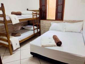 ein Zimmer mit 2 Etagenbetten mit Handtüchern darauf in der Unterkunft Espaço A Corrente in Embu