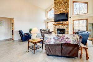 Η κουζίνα ή μικρή κουζίνα στο Stunning Maggie Valley Getaway with Decks, Fire Pit!