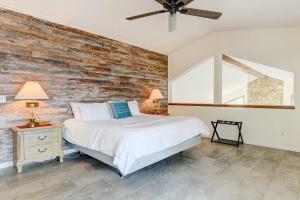 1 dormitorio con 1 cama grande y pared de ladrillo en Stunning Maggie Valley Getaway with Decks, Fire Pit! en Maggie Valley