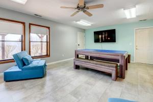 sala de estar con mesa y silla azul en Stunning Maggie Valley Getaway with Decks, Fire Pit! en Maggie Valley