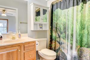 Ένα μπάνιο στο Stunning Maggie Valley Getaway with Decks, Fire Pit! +28 φωτογραφίες