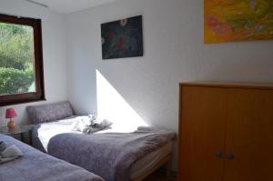 - une chambre avec 2 lits et une fenêtre dans l'établissement Ferienhaus Nr. 12 am Südhang der Bentheimer Berge nah an der Natur, à Bad Bentheim