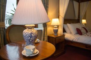 Postel nebo postele na pokoji v ubytování Coach House Hotel Sligo