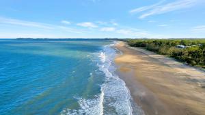 uma vista aérea de uma praia e do oceano em Comfort Resort Blue Pacific em Mackay