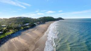 una vista aérea de la playa y del océano en Comfort Resort Blue Pacific en Mackay