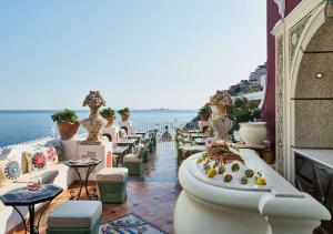 un restaurant avec vue sur l'océan depuis son balcon dans l'établissement Le Sirenuse, à Positano