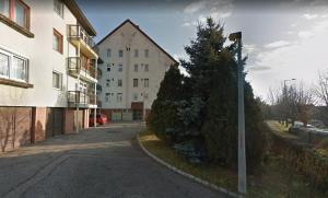 una calle vacía delante de un edificio en Kalmár Apartman, en Veszprém