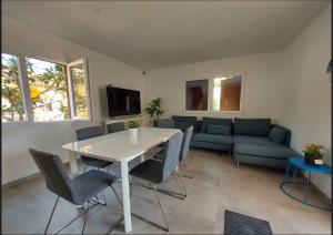 a living room with a table and chairs and a couch at Casa de alquiler Moncófar Playa in Moncófar