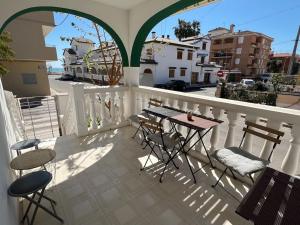 a balcony with a table and chairs on a balcony at Casa de alquiler Moncófar Playa in Moncófar
