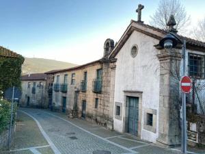 アロウカにあるA Avozinha - Aroucaの通り沿いの古い建物