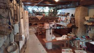 アロウカにあるA Avozinha - Aroucaの石壁のキッチン