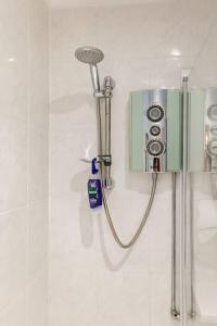 a shower in a bathroom with a shower head at Hullidays》Marina Town House in Hull