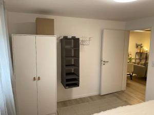 Habitación con un dormitorio con armario y una habitación con: en Gemütliche&Moderne Ferienwohnung Nähe Trier & Luxemburg, en Bollendorf