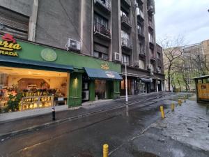 una strada vuota in una città con un negozio di Cozy Novotel Studio - Free Minibar - Quiet & Peace a Bucarest