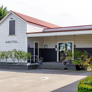a building with a sign that reads motel at Gateway Motor Inn in Masterton