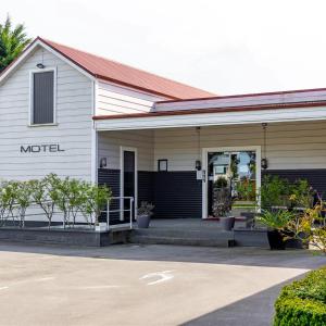 un bâtiment avec un panneau indiquant le motel dans l'établissement Gateway Motor Inn, à Masterton