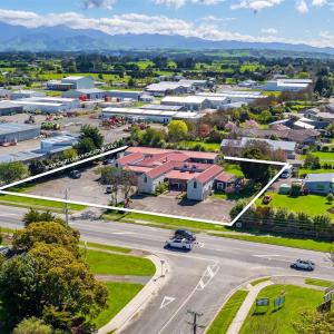 une vue aérienne sur une ville avec une rue dans l'établissement Gateway Motor Inn, à Masterton