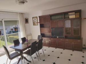 ein Esszimmer mit einem Tisch und einem TV in der Unterkunft Circ 42 in Santa Pau