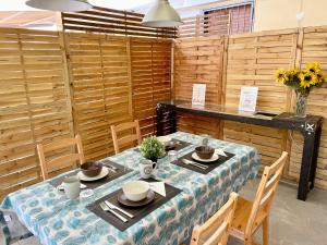 a dining room with a table with two chairs and a tableablish at Bilocale con terrazza privata - Metro M1 to City Center in Sesto San Giovanni