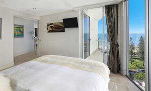 una camera con un letto e una grande finestra di Oceans Mooloolaba a Mooloolaba