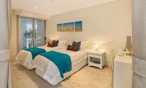 En eller flere senger på et rom på Oceans Mooloolaba