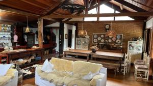 a living room with a couch and a table at Pousada na Cervejaria Altezza - vista para Pedra Azul in Venda Nova do Imigrante