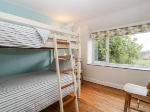 een slaapkamer met een stapelbed en een raam bij Pippins in Bream