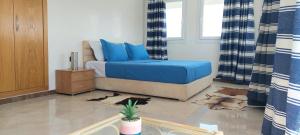 una camera con un letto e un pavimento rotto di Ferme d'hôtes de luxe a Skhirat