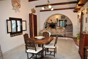 een woonkamer met een tafel en een bank bij Villa Bice with sea viewpool in Castellonorato