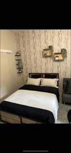1 dormitorio con 1 cama grande con sábanas blancas en Le cocon, en Reims