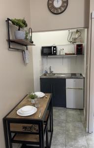 Le cocon في رانس: مطبخ صغير مع طاولة وقمة كونتر