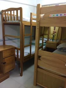 Rúm í herbergi á Johnson Hostel