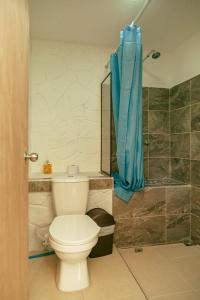 La salle de bains est pourvue d'une douche et de toilettes. dans l'établissement LUzArt, à Jardín