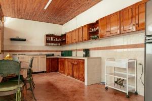 LUzArt في خاردين: مطبخ بدولاب خشبي وطاولة ومكتب