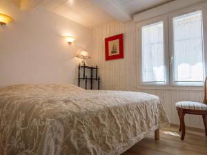 um quarto com uma cama e uma janela em Appartement Mèze, 3 pièces, 4 personnes - FR-1-604-2 em Mèze