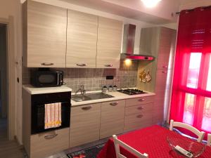 een keuken met een wastafel en een fornuis top oven bij Balai house in Porto Torres