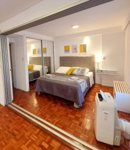 una camera con letto e specchio di Departamento un dormitorio Ubicación ideal Córdoba a Córdoba