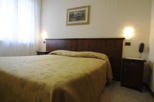 Ein Bett oder Betten in einem Zimmer der Unterkunft Albergo Ristorante Quadrifoglio