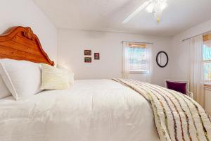 亨德森維爾的住宿－Brook Hollow，卧室配有一张白色大床和木制床头板