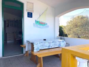 Zimmer mit einem Tisch und einem Boot an der Wand in der Unterkunft Secluded fisherman's cottage Cove Zizanj, Pasman - 21004 in Tkon