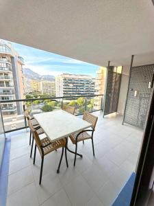 Apartamento con terraza Edificio Tamarindo en Cala de Finestrat tesisinde bir balkon veya teras