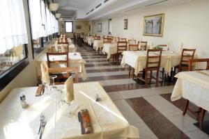 Ein Restaurant oder anderes Speiselokal in der Unterkunft Albergo Ristorante Quadrifoglio 