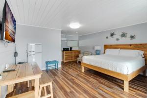 - une chambre avec un lit et un bureau dans l'établissement Anchor Inn Motel, à Île au chêne
