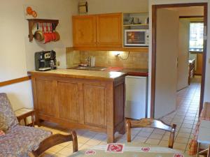 - une cuisine avec un évier et un comptoir dans l'établissement Appartement Samoëns, 2 pièces, 6 personnes - FR-1-629-22, à Samoëns